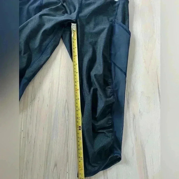 Lululemon Cropped Leggings with Zip Pocket - Picture 6 of 7